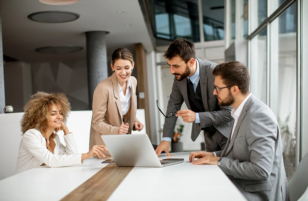 Nos convertimos en una extensión de tu equipo de mercadeo y ventas, tu mano derecha en el entorno digital.